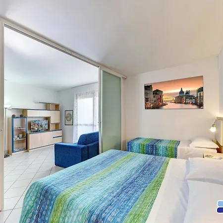 Venice מלון דירות 4*